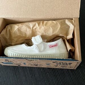 Baby shoes brand new, velcro strap.